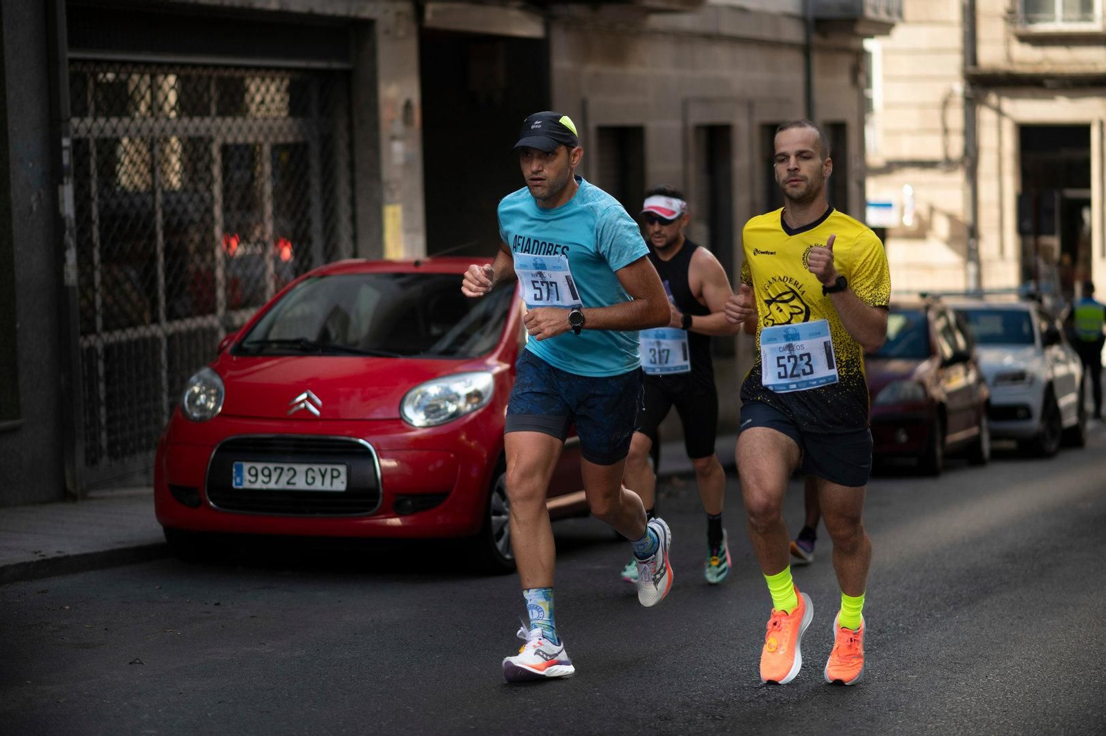 A dos piernas mejor que sobre cuatro ruedas.