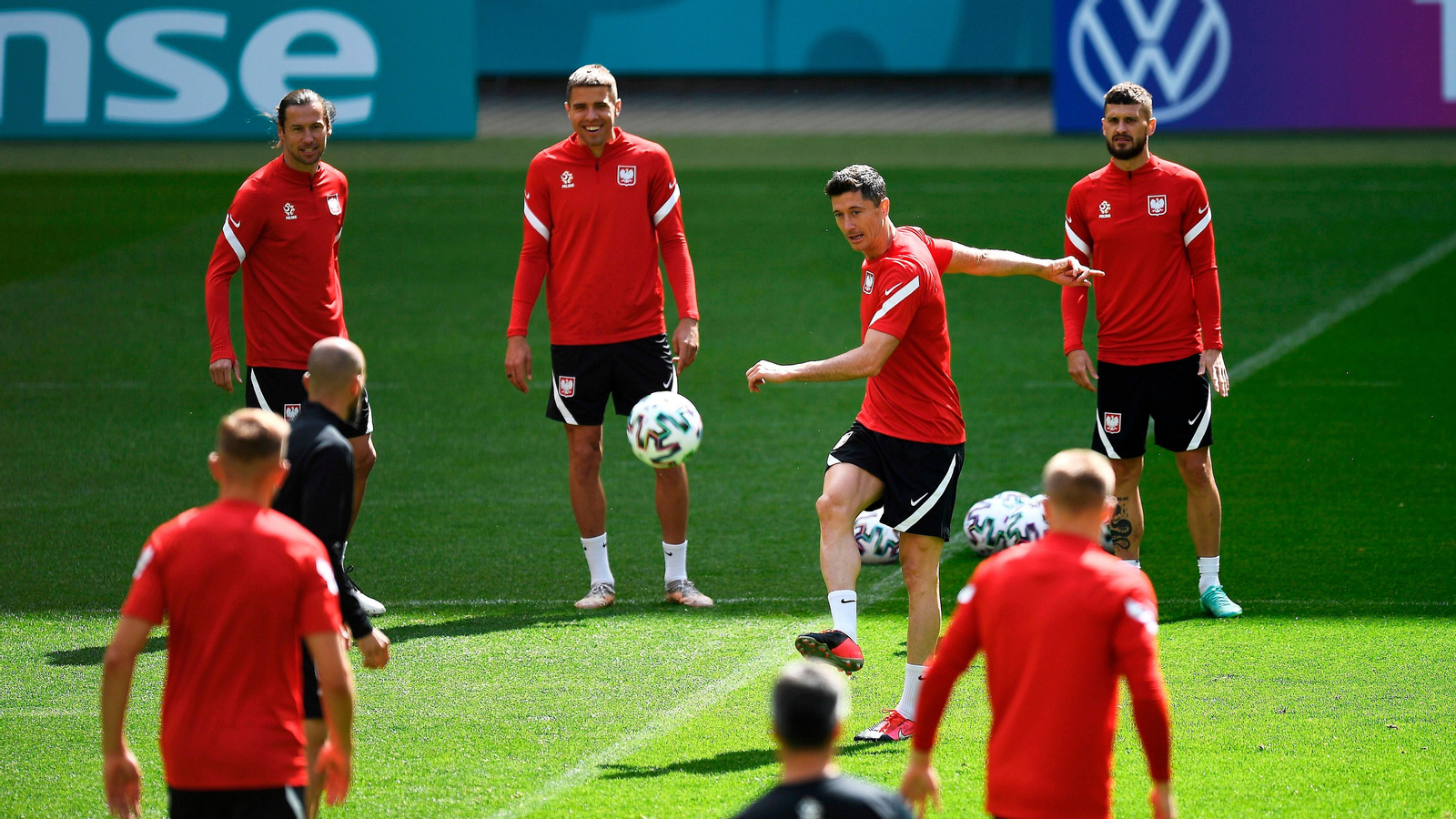 Robert Lewandowski golpea el balón en el entrenamiento de ayer.