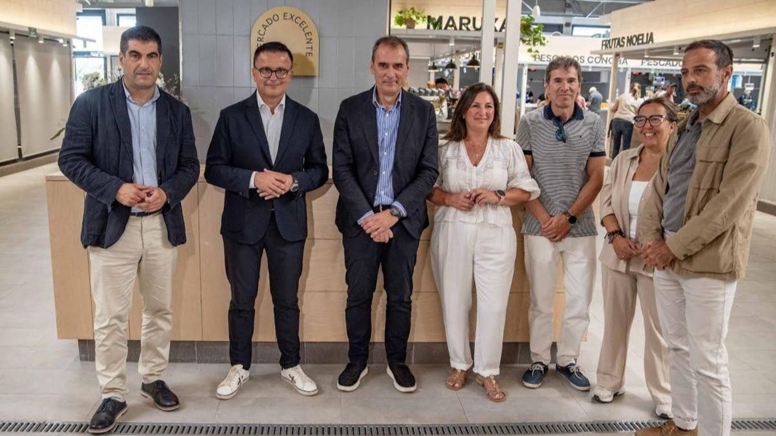 El conselleiro José González junto al alcalde, Enrique Cabaleiro, y a varios concejales tudenses.