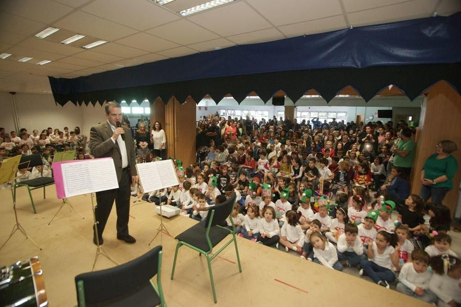 El alcalde, Abel Caballero, felicitó al centro y defendió la enseñanza pública.