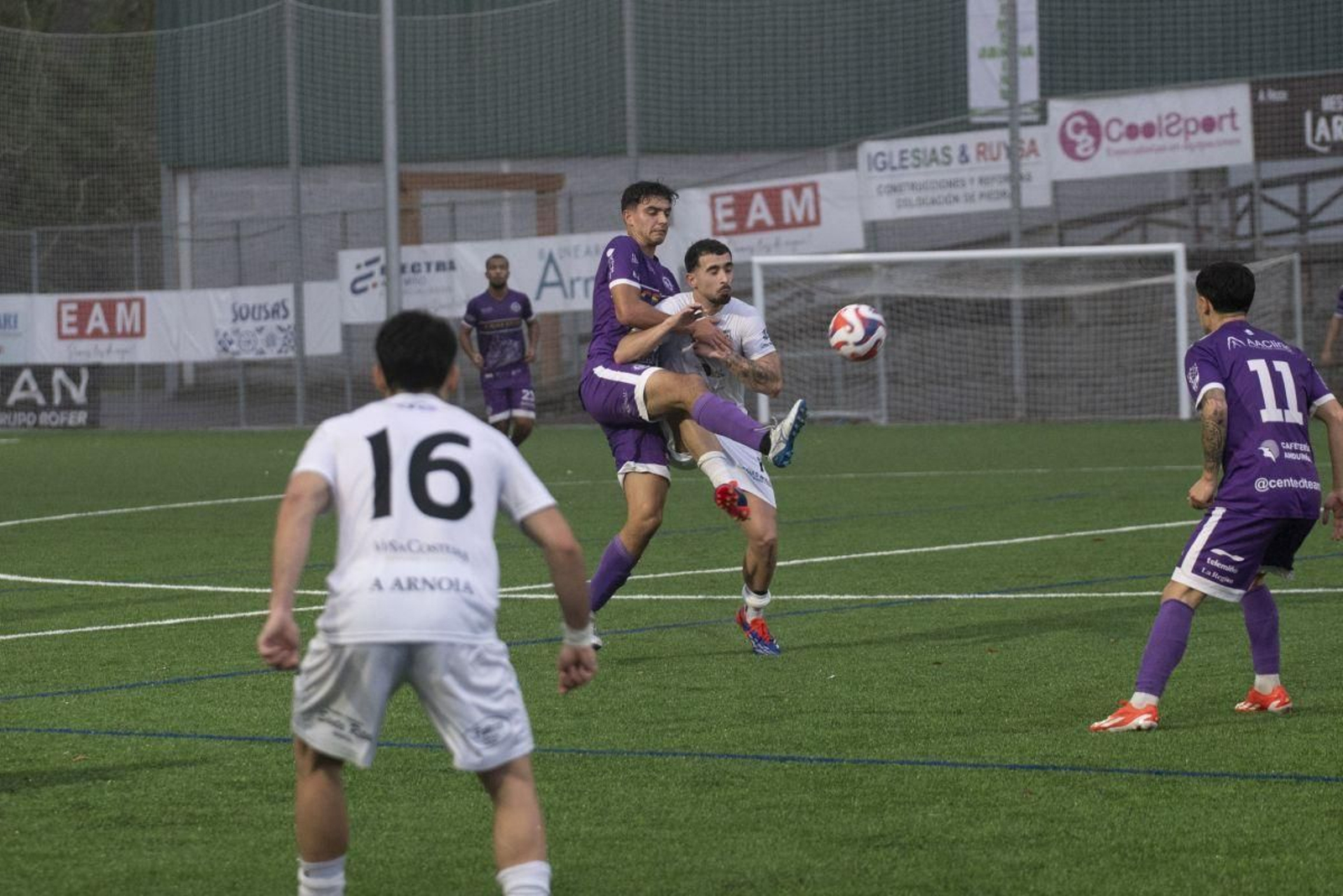 Manu Blanco, del Arnoia y el pontino Sergio luchan por la pelota en el derbi disputado en A Queixeira.