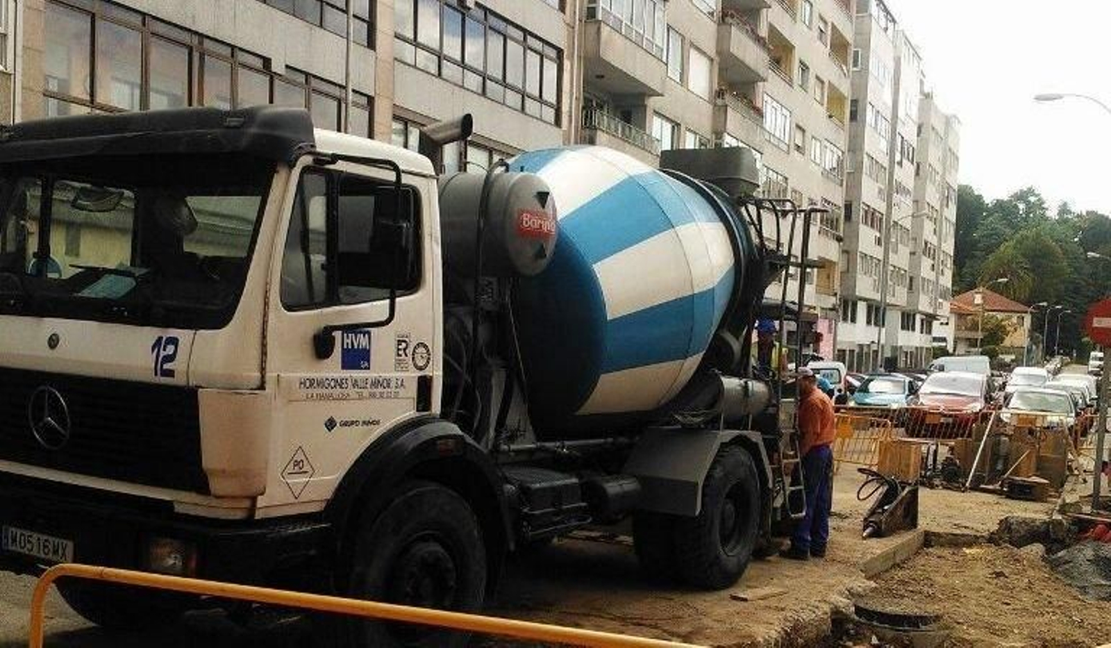 Uno de los camiones de Hormigones Valle Miñor operando por las calles.