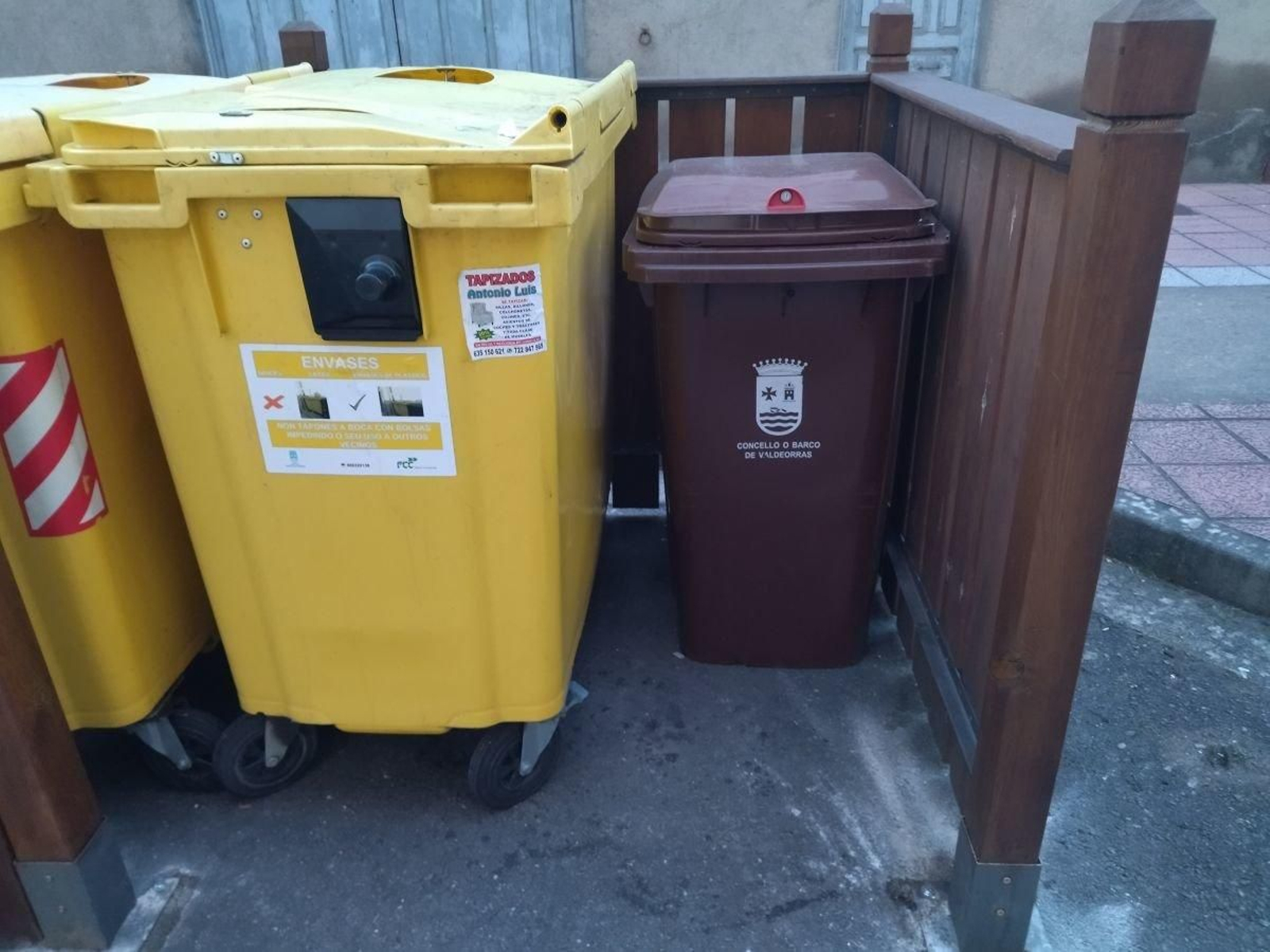 Contenedor marrón, colocado en una calle de O Barco.