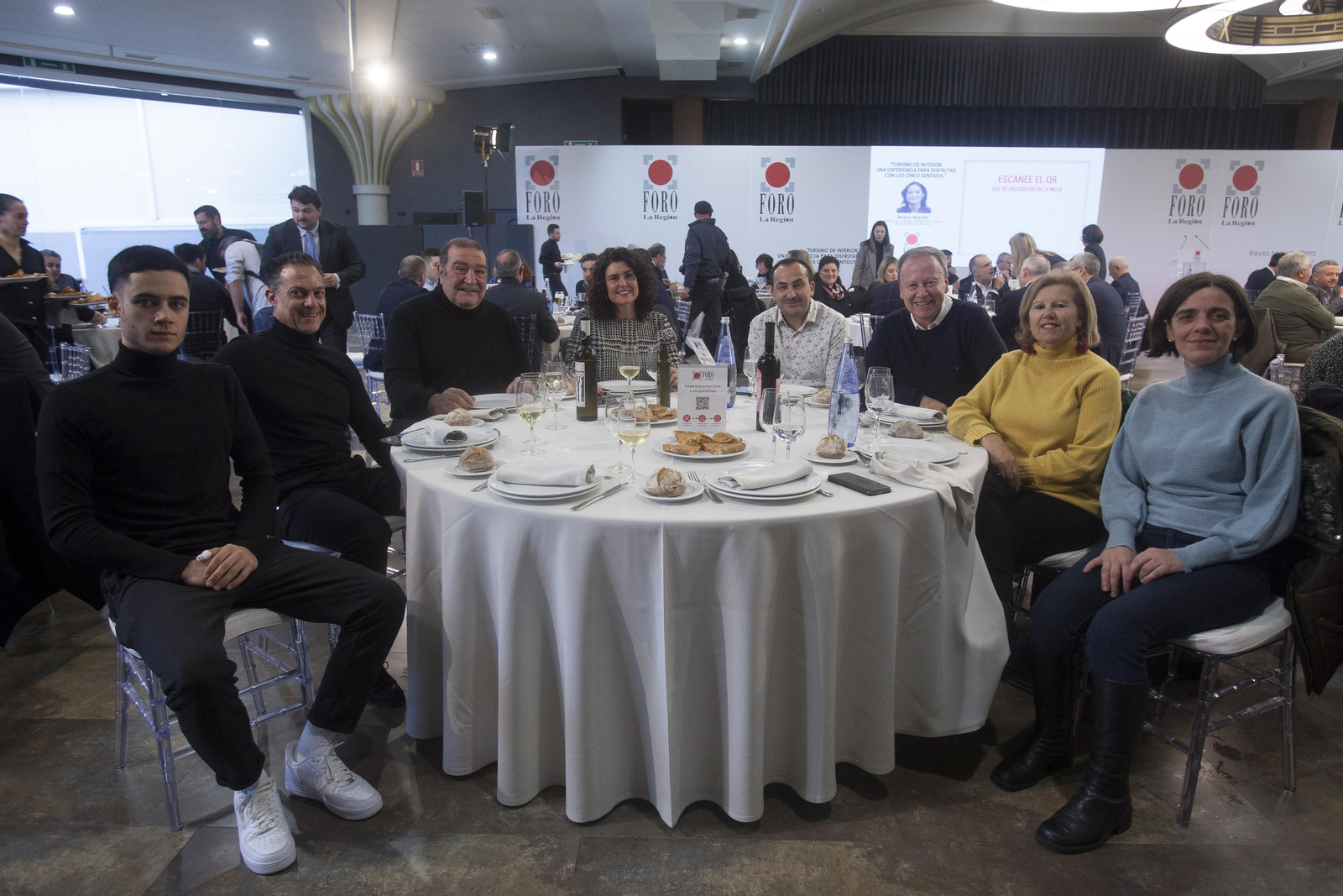 RÍO ARENTEIRO: Saúl Estévez, gerente del alojamiento Descanso Termal; Celso Amoeiro, gestor del alojamiento Descanso Termal; Darío Barros, secretario de Industria y Desarrollo de la Ejecutiva Provincial del PSOE; Marga Pérez, concelleira del PSOE en Barbadás; Antonio González, portavoz del PSOE en A Peroxa; Rafael Villarino, secretario provincial del PSOE en Ourense; Marina Tallón, secretaria de Derechos y Libertades de la Ejecutiva Provincial del PSOE, y Emilia López, concelleira del PSOE en Os Blancos. (MIGUEL ÁNGEL)
