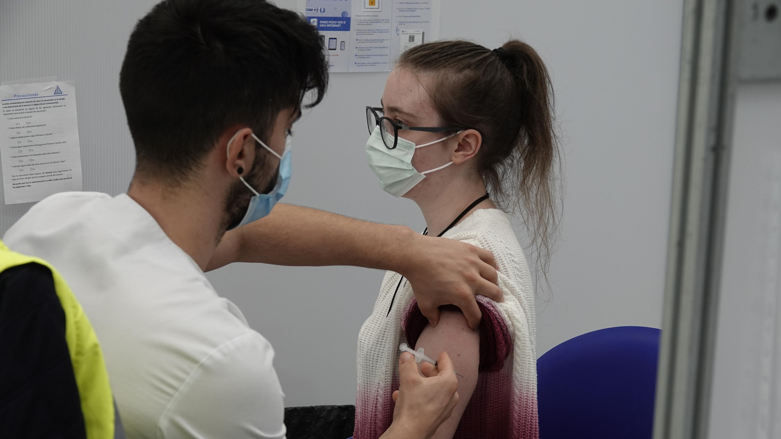 El momento del pinchazo de la vacuna en el Ifevi, que continúa acogiendo la campaña en el área viguesa.