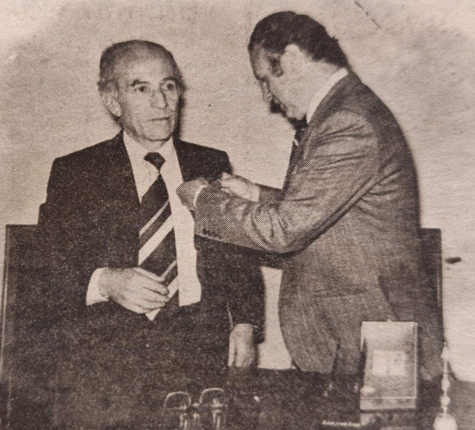 Don Juan López Crespo es condecorado por don Francisco Marcos Rodríguez.