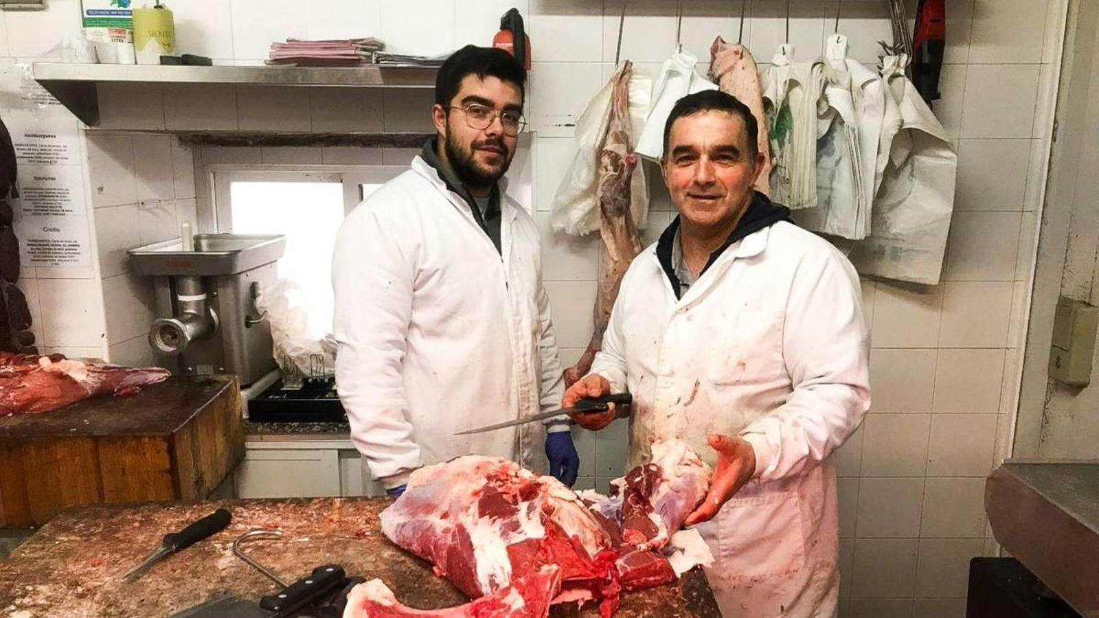 Toño junto a su hijo en el puesto de O Carballiño.