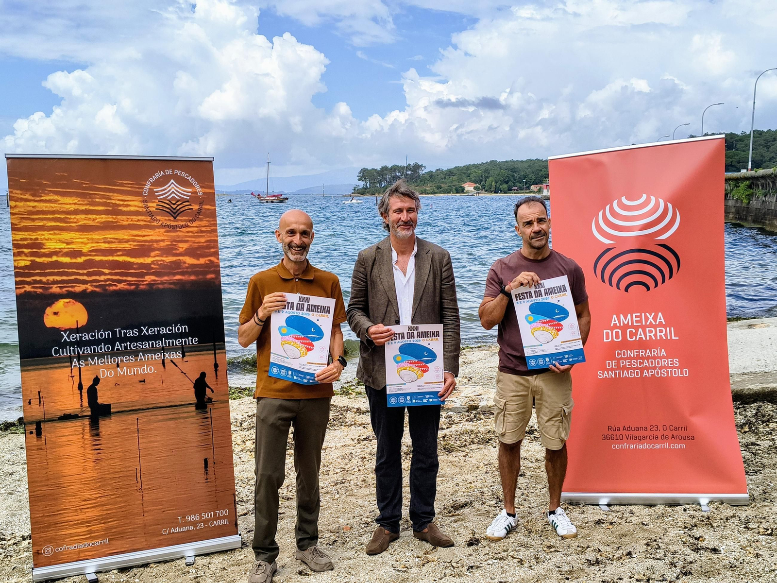 Presentación da XXI Festa da Ameixa na praia de Carril, coa Illa de Cortegada ao fondo.