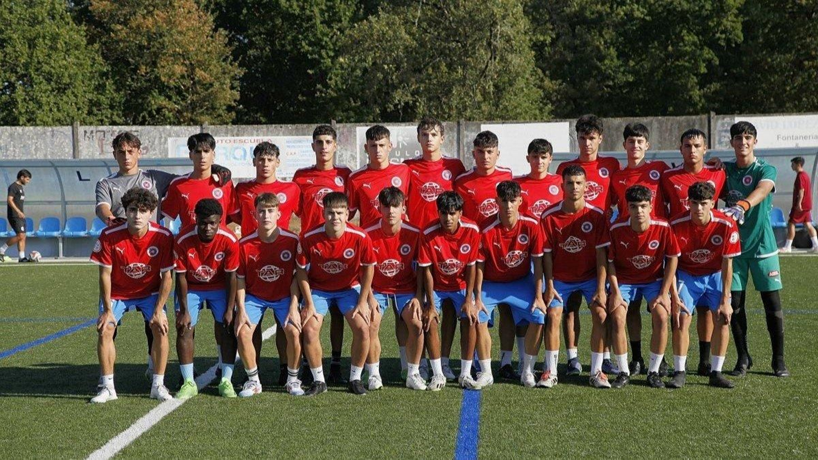 La plantilla del Juvenil A de la UD Ourense, en el campo de Albán (Coles). Foto: Miguel Ángel