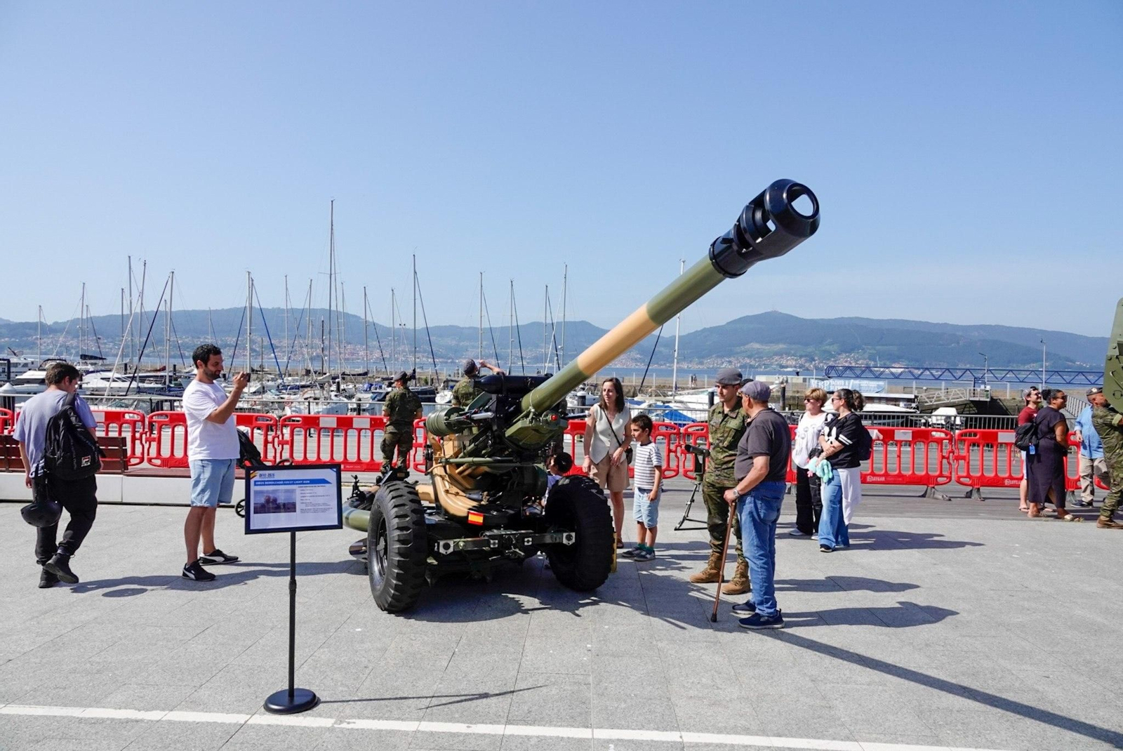 Galería | Comienza la programación del Día de las Fuerzas Armadas en Vigo