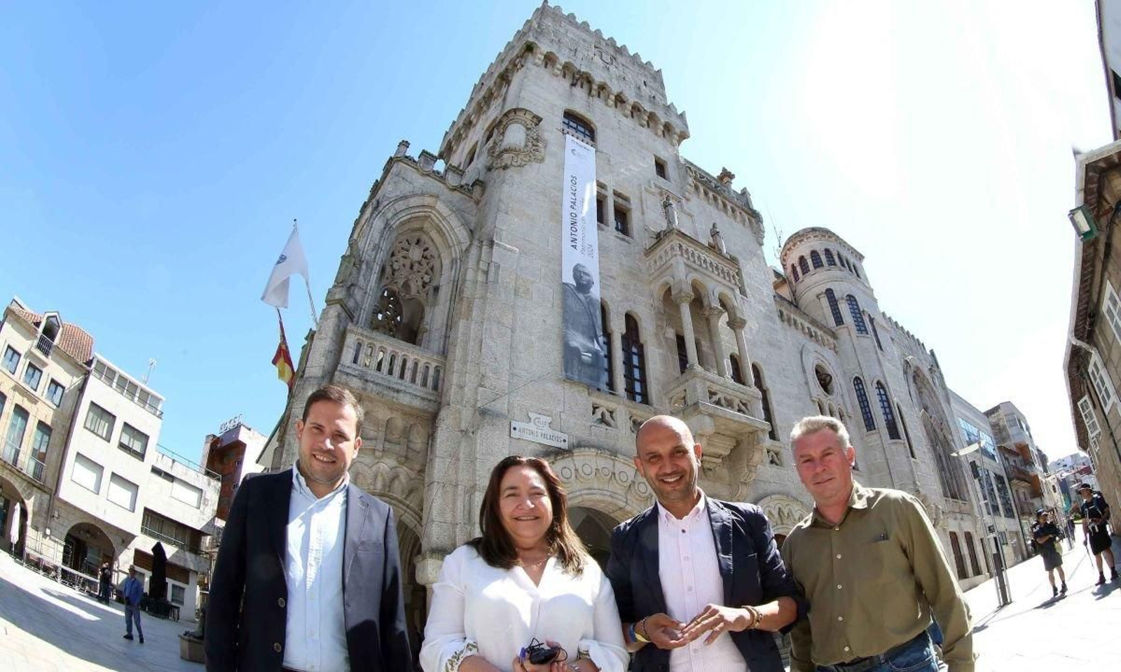 Jorge Cubela, Ana Ortiz, Alejandro Lorenzo y Bienvenido Estévez, ante la Casa Consistorial, obra de Palacios.