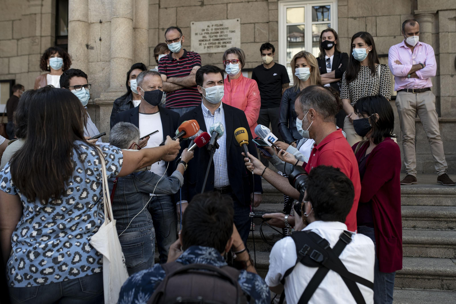 Villarino, Caballero y el grupo municipal del PSOE, ayer en la Praza Maior.