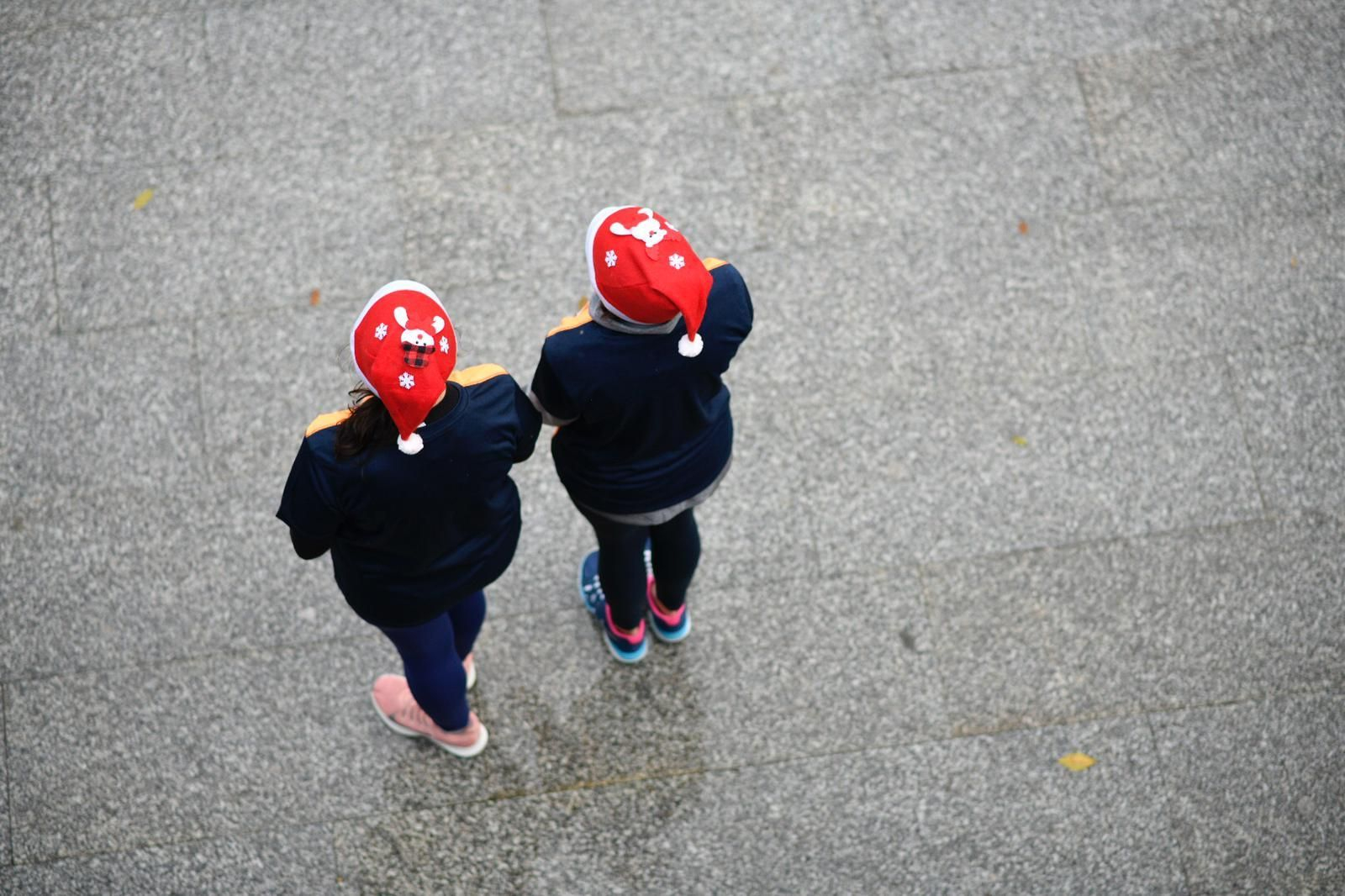 Gorros de Navidad, otro elemento imprescindible en la San Silvestre (XESÚS FARIÑAS).