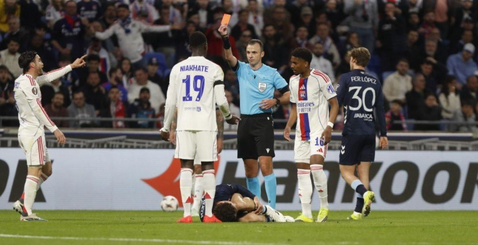El árbitro muestra la tarjeta roja a Niakhaté.