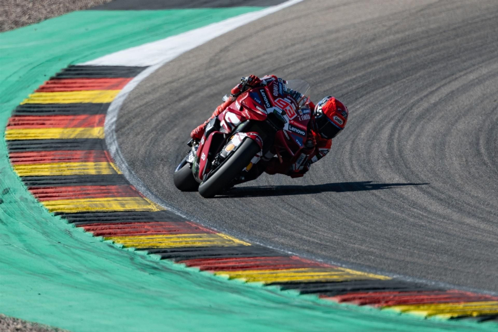 Marc Márquez reina en Sachsenring.