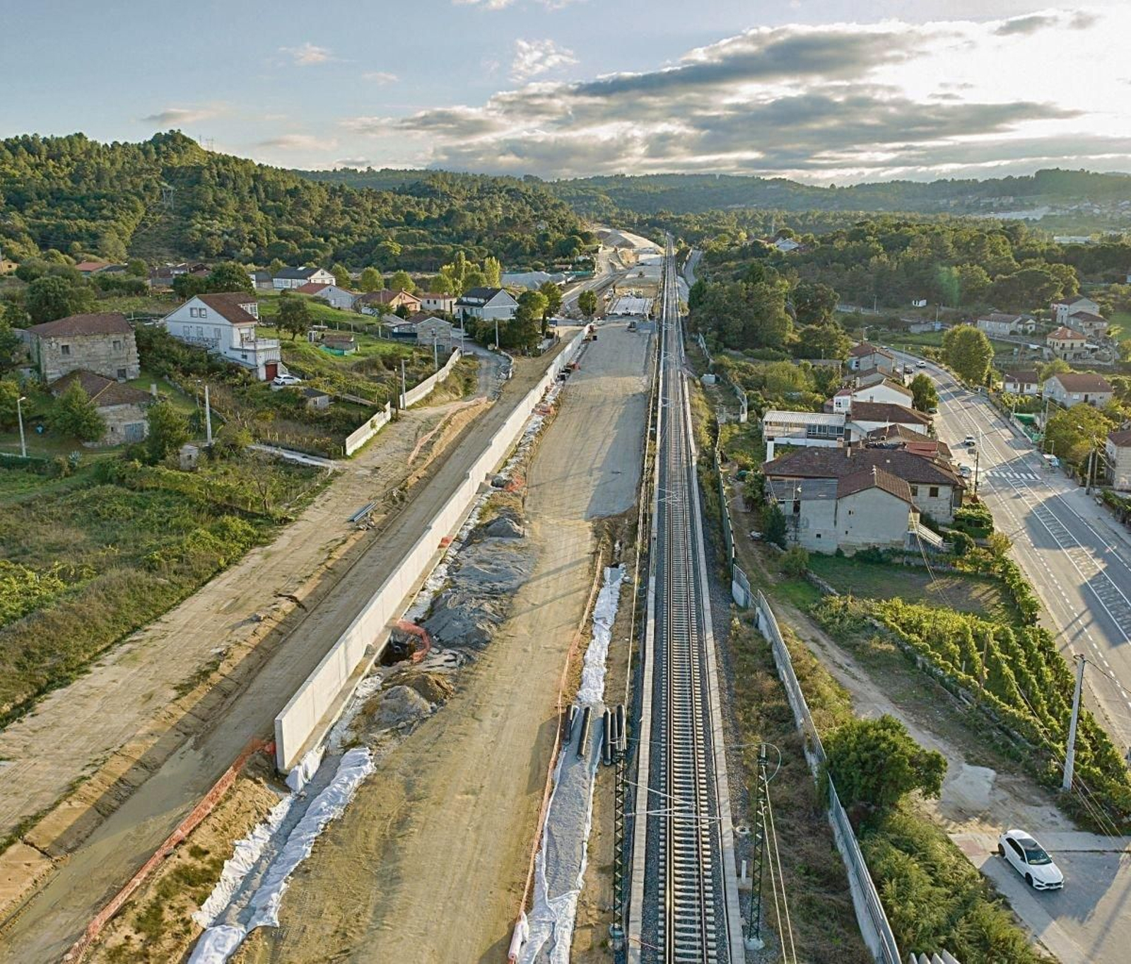 La línea de alta velocidad discurre en paralelo a la convencional en Seixalbo, cerca de un kilómetro.