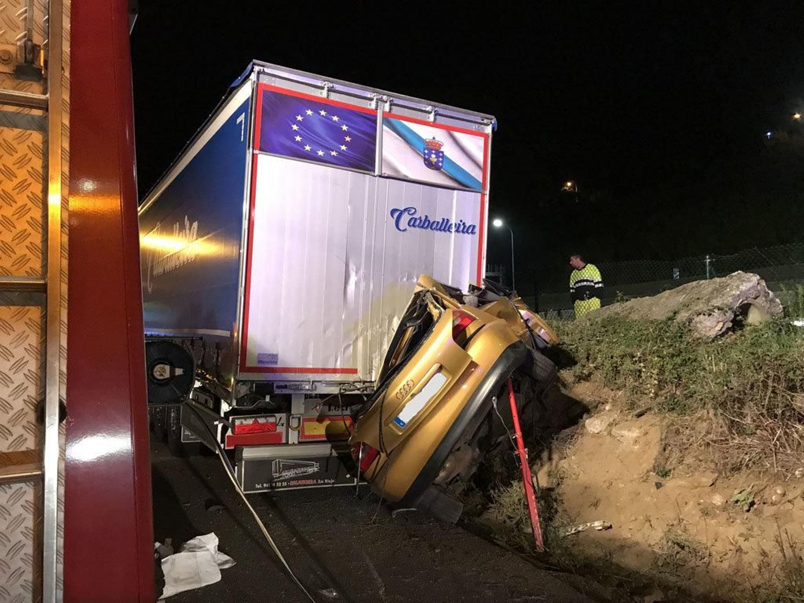 Muere un conductor tras chocar su coche contra un camión aparcado en Chapela // Alberte