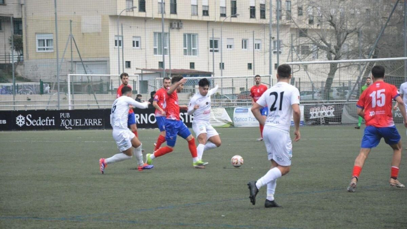 Tumbeiro, goleador del Arnoia ayer, conduce la pelota. (Foto: Anoia)