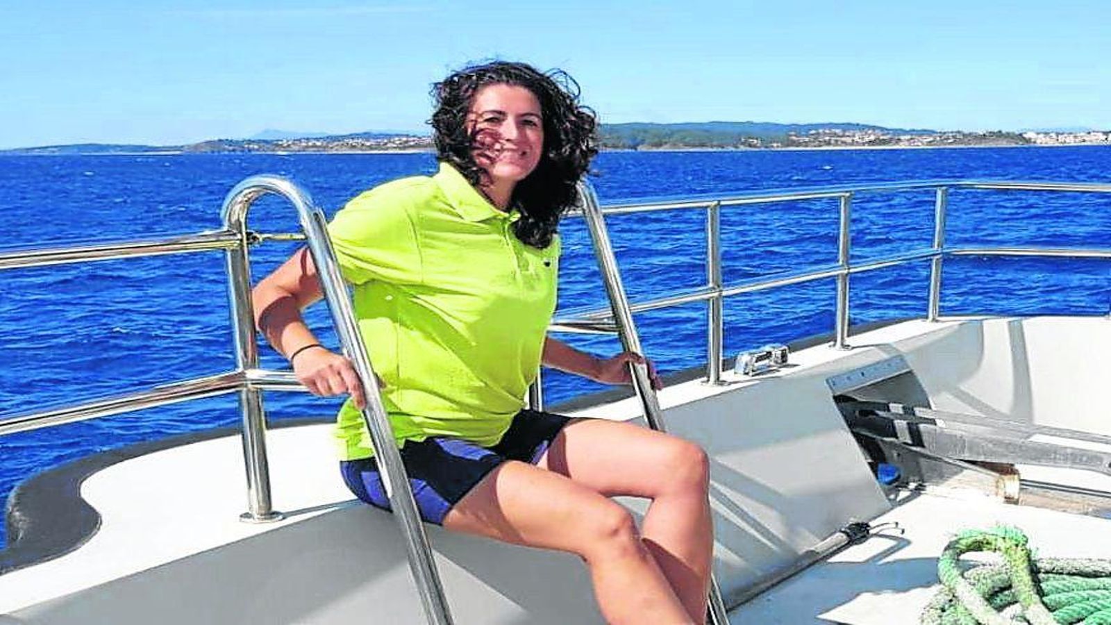 Nuria Sanjuás, a bordo de un barco de transporte en la Ría