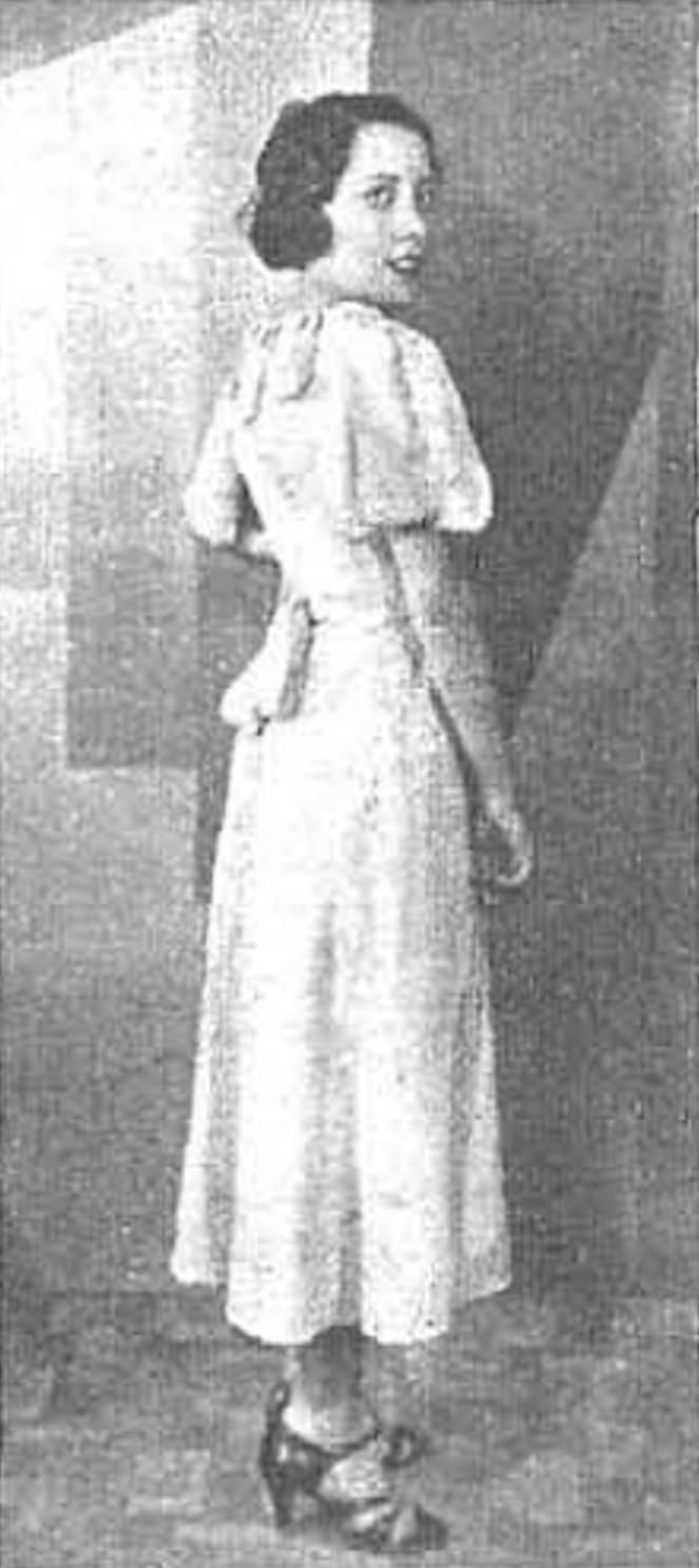 Clotilde Suárez, primer premio del concurso del vestido de cuatro pesetas en Ourense. Revista Estampa 1933