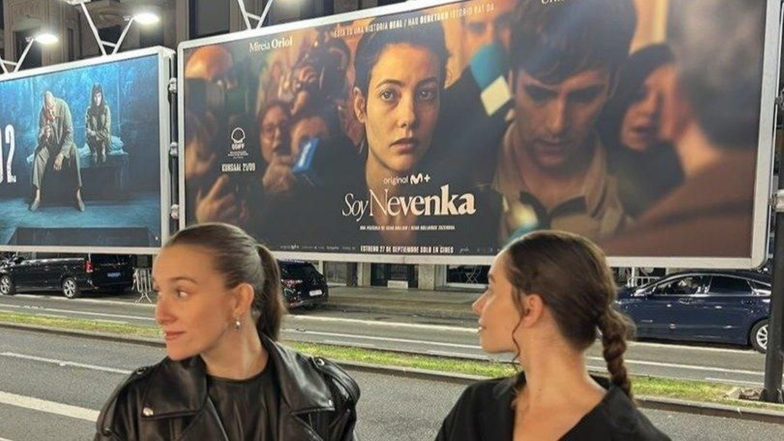 Fillas de Cassandra, en San Sebastián, delante del cartel de la película de Icíar Bollaín.