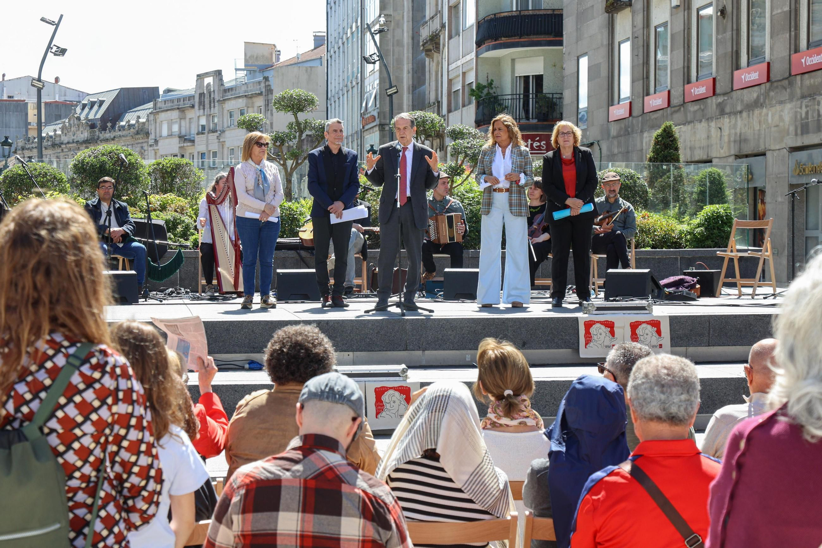 Galería | Begoña Caamaño es homenajeada en la Porta do Sol por las Letras Galegas