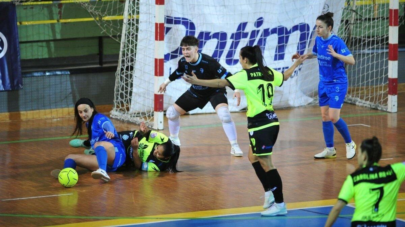 Sara Moreno frena un avance del Marín en el reciente duelo liguero en Os Remedios.