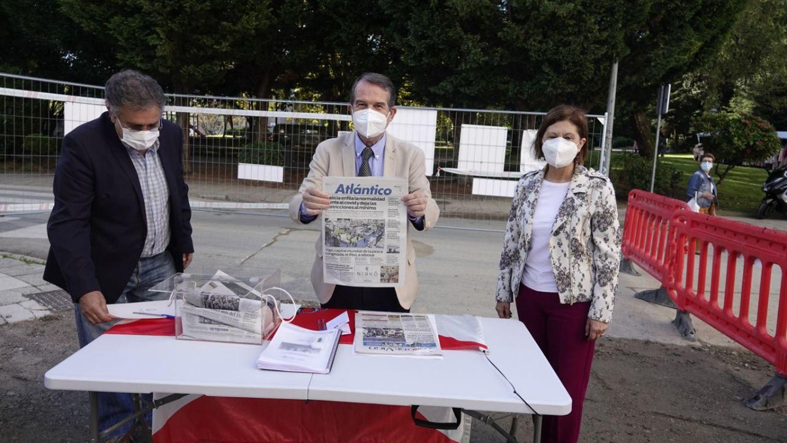 Abel Caballero con un ejemplar de Atlántico. // Vicente Alonso