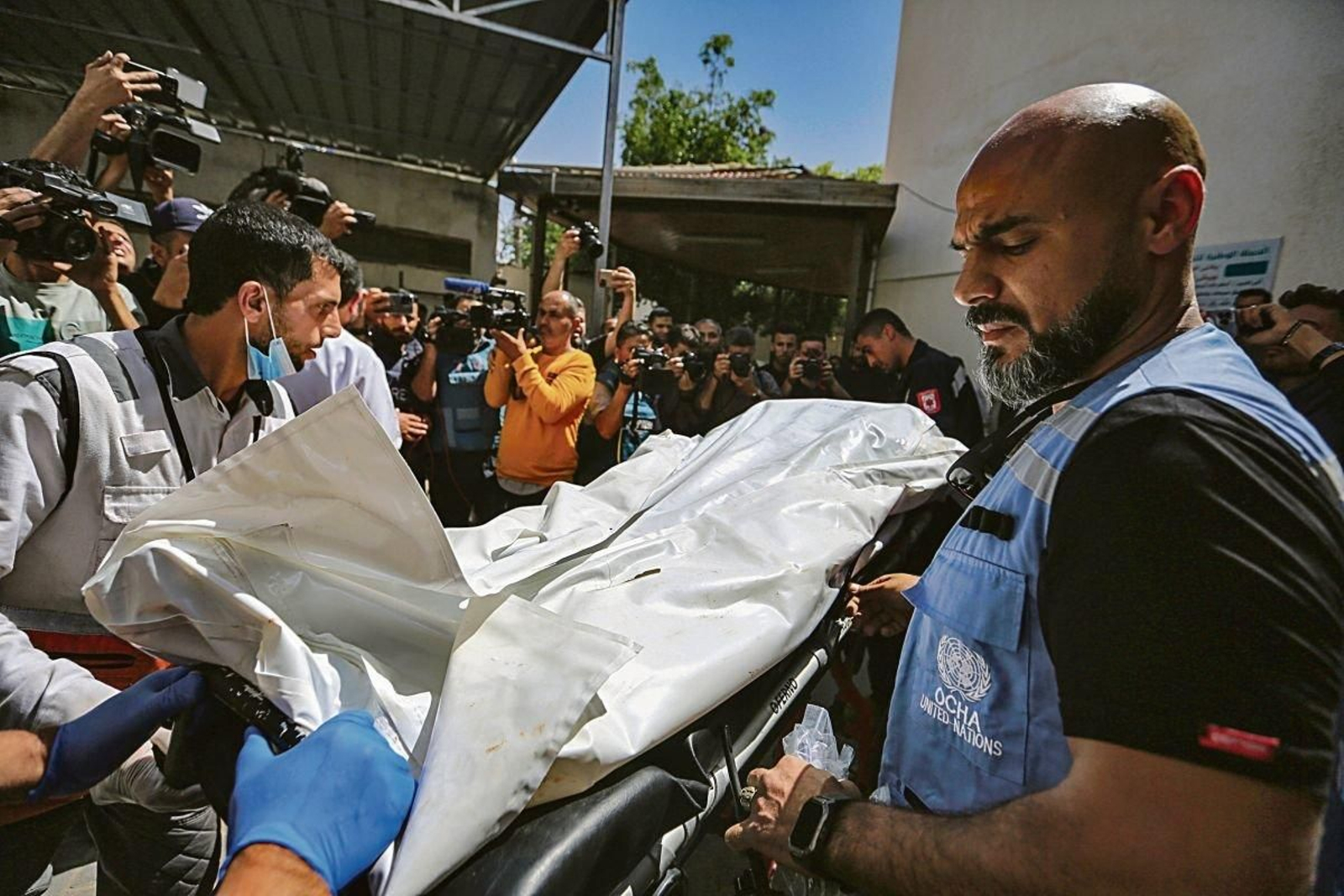 El cadáver de uno de los cooperantes de WCK, trasladado ayer.