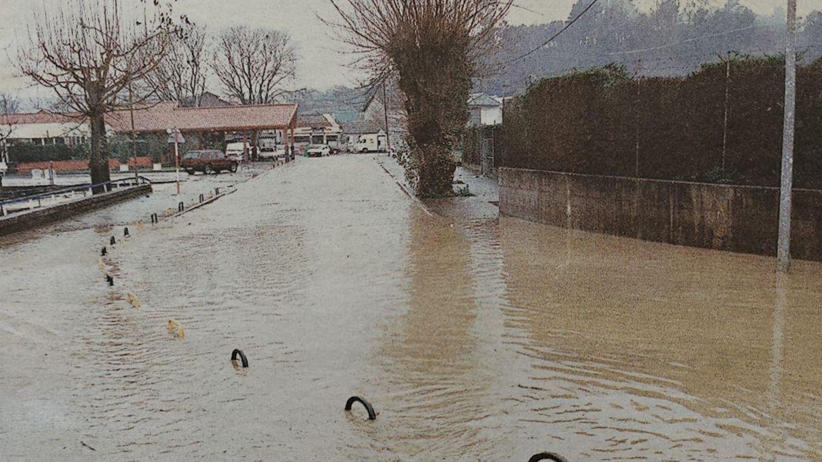 El acceso a Oira completamente inundado.