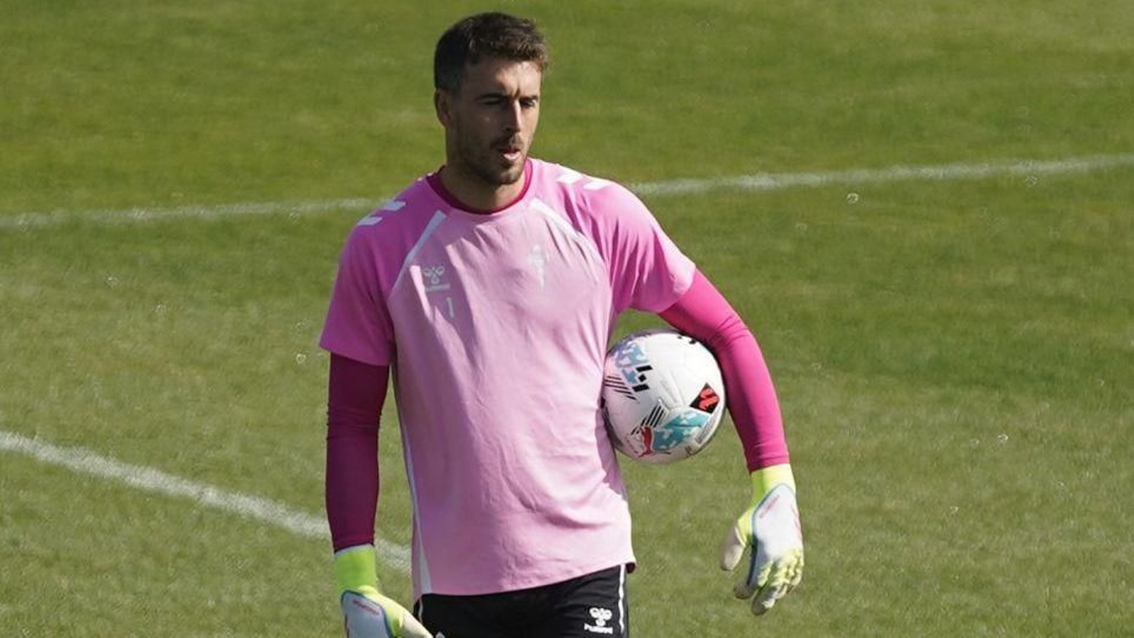 Iván Villar, durante el entrenamiento matinal de ayer en Mos.