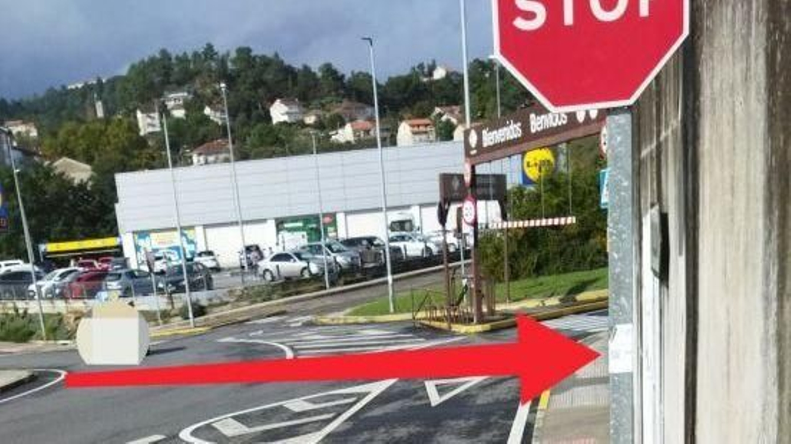 ¿Sabe usted que hay una señal de stop muy comprometida con el servicio de urbanos de Ourense?