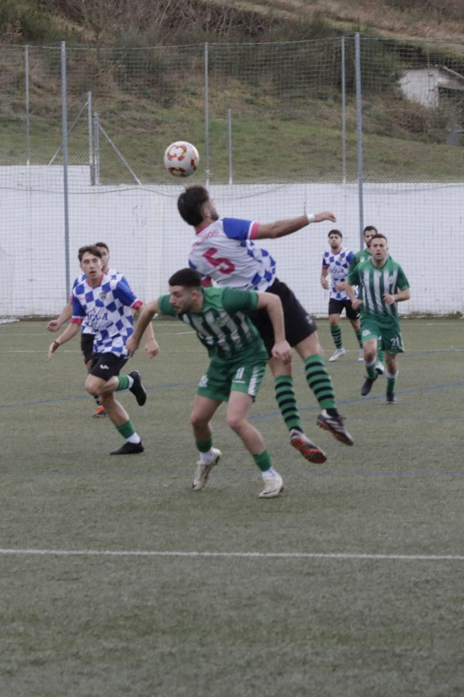 El alaricano Bugallo intenta despejar el balón anticipándose a Yago, del Muíños.
