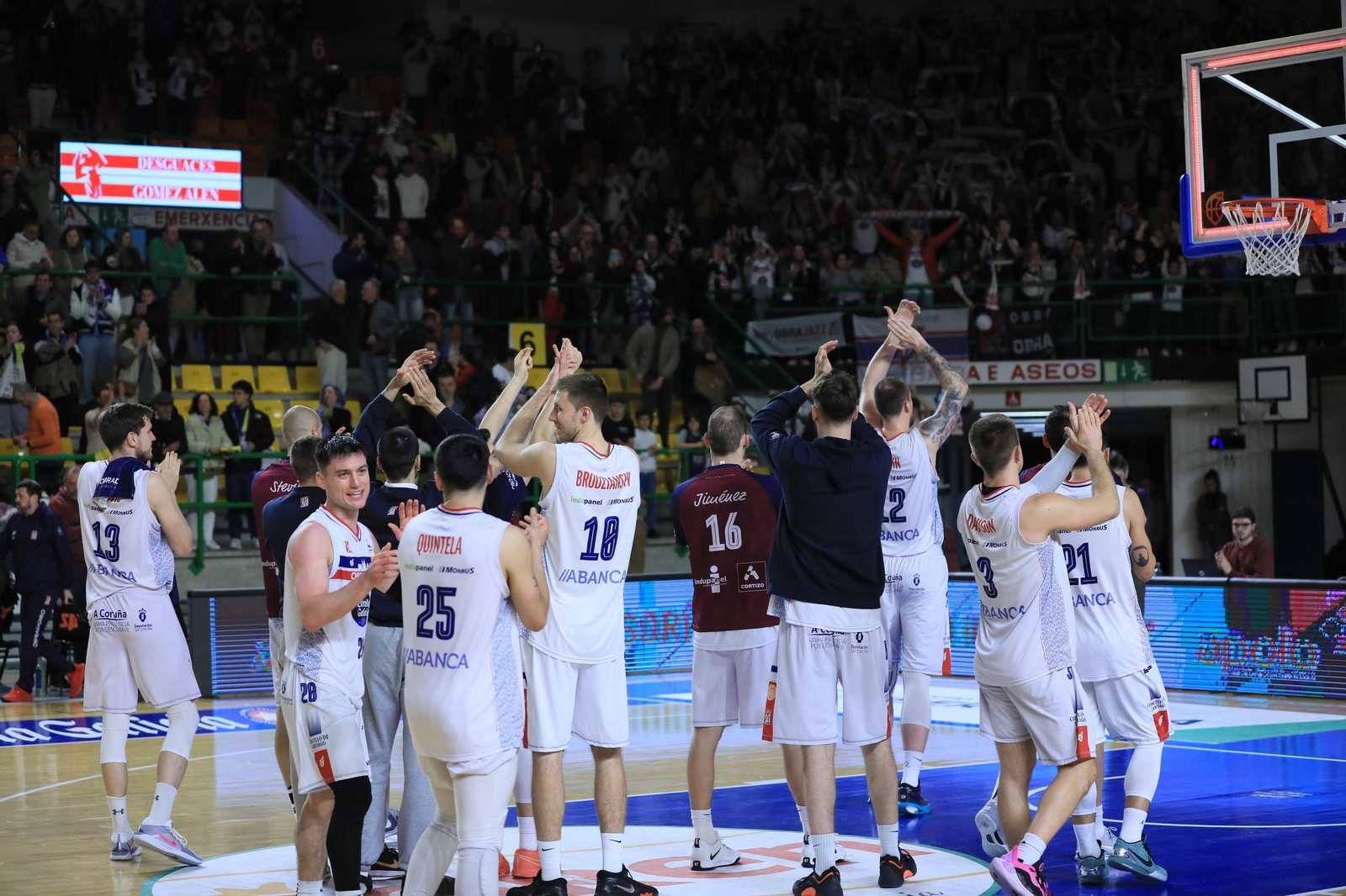 Galería | El Pazo, a reventar para el derbi COB-Obradoiro