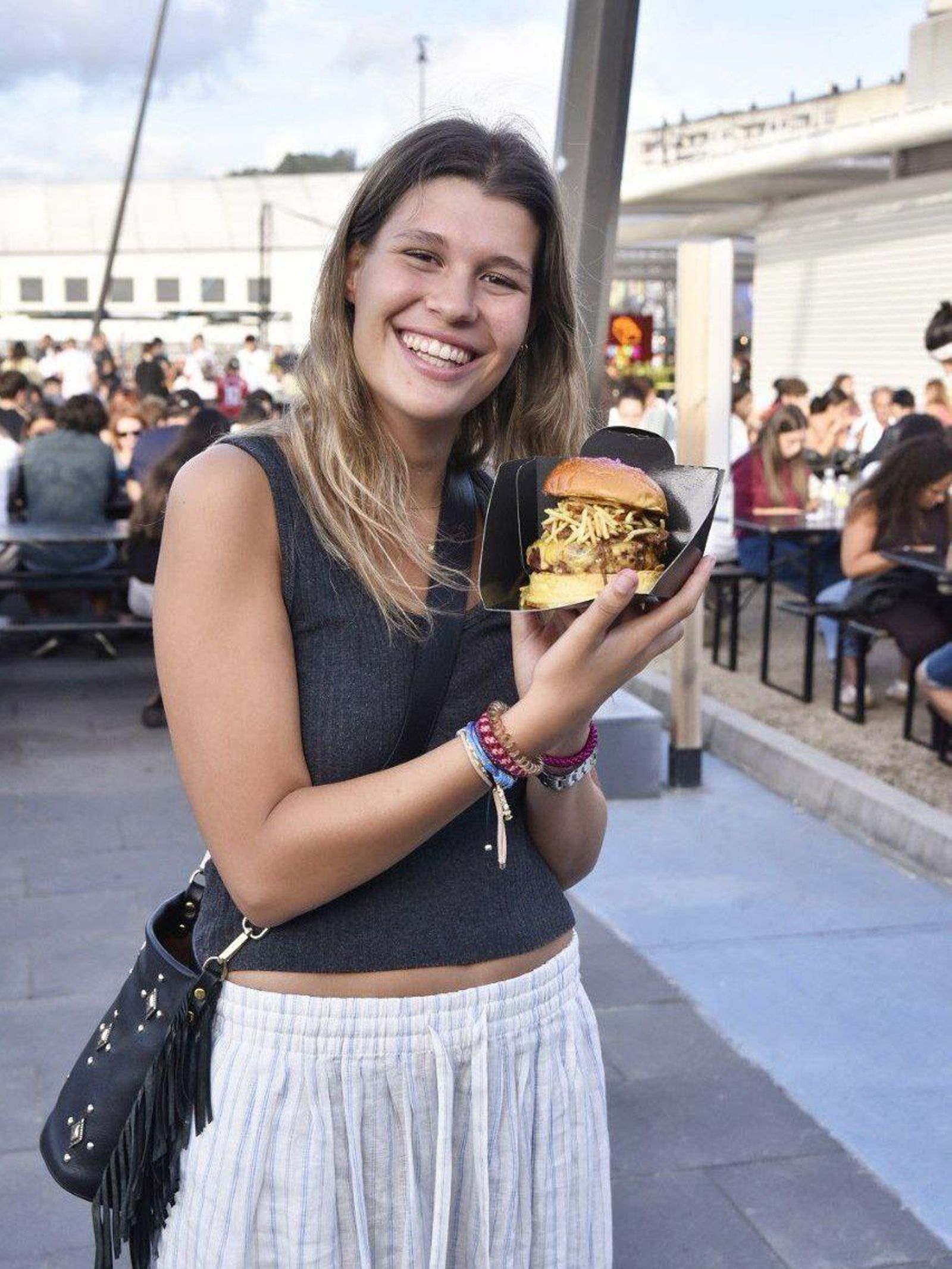 Una joven muestra la hamburguesa que probó ayer.