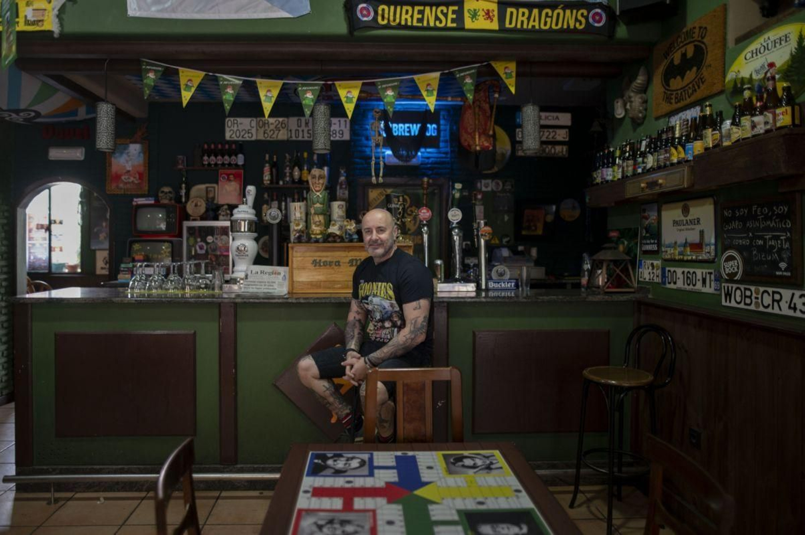 Pasión por la cerveza más exquisita: Marcos Padrón, de Hora Meiga, destaca su variedad de marcas importadas.