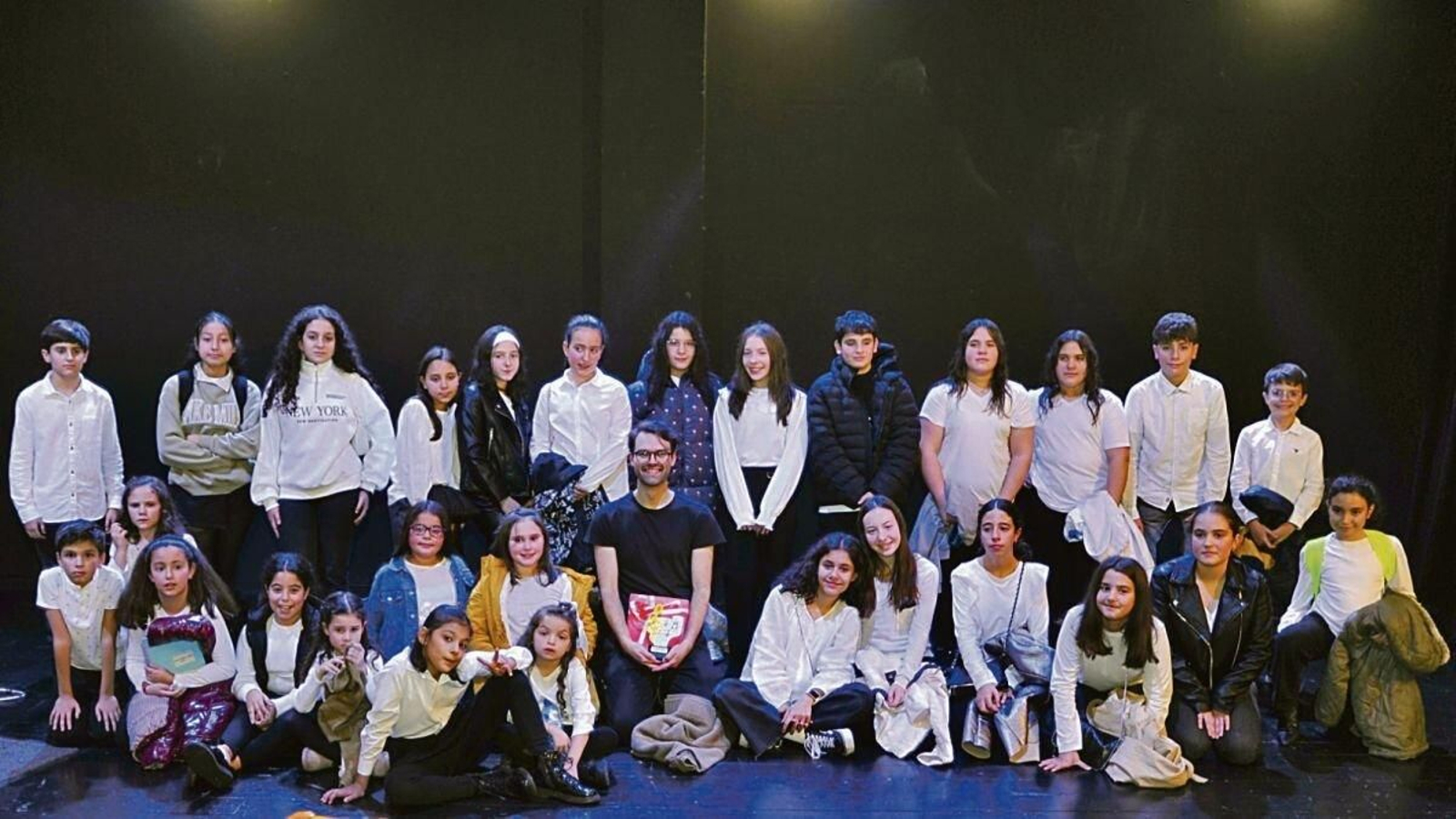 Christian Casas, en el centro, acompañado de parte de los integrantes del coro EnHarmonía