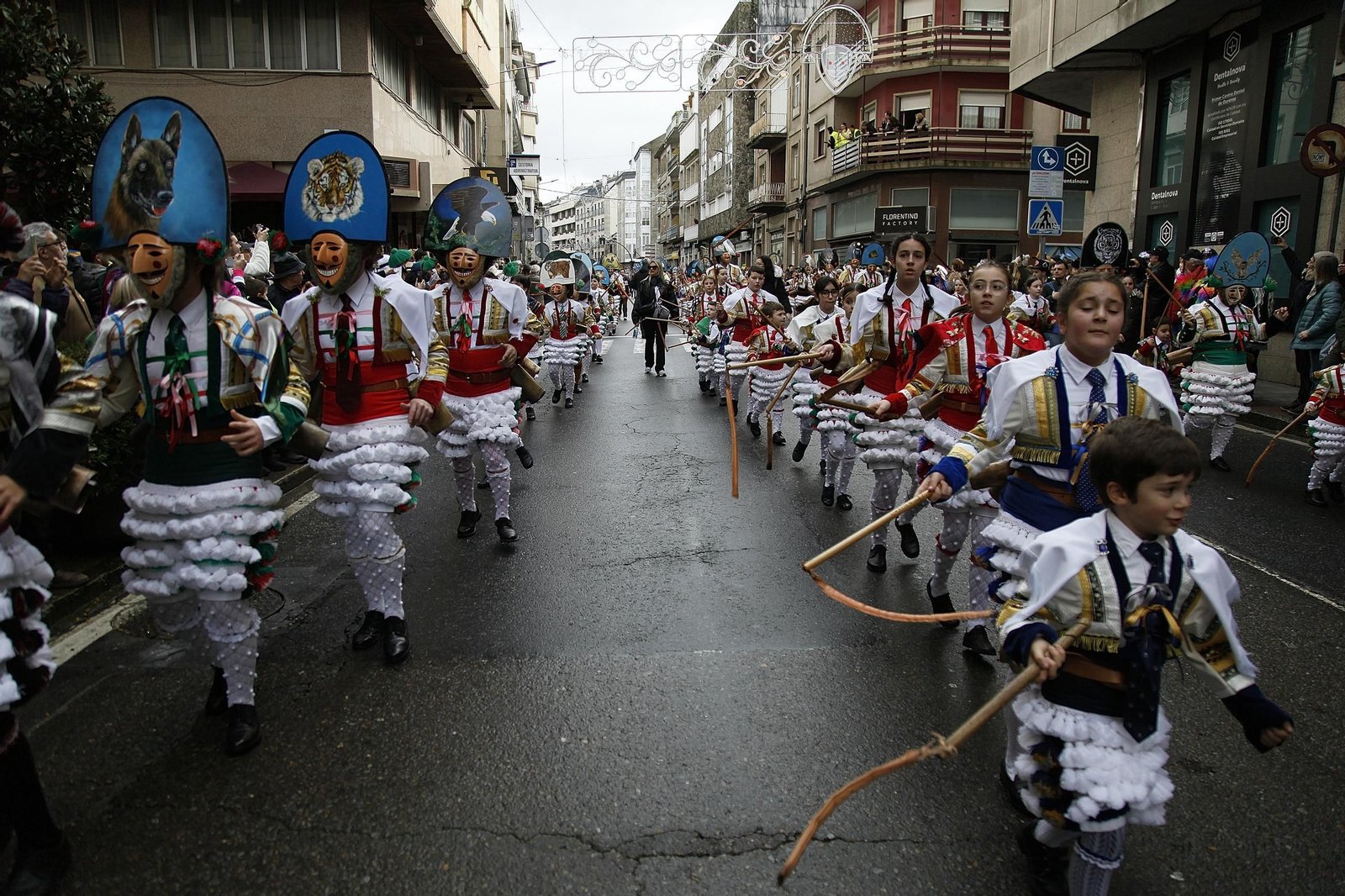 Galería | Música, color y tradición con las llegada de los Cigarróns a Verín durante el Domingo de Corredoiro