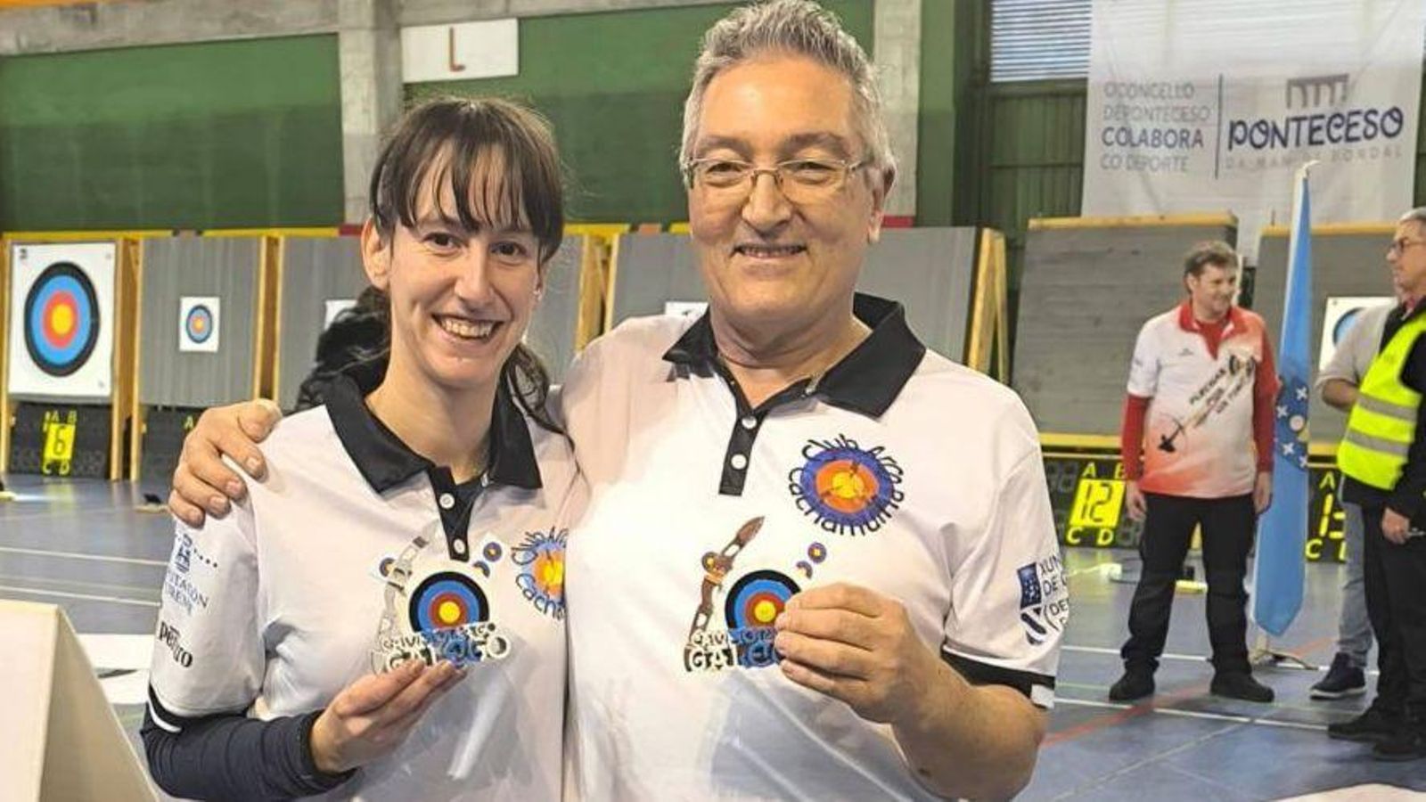 Cristina Núñez y Francisco José de Evan, con sus medallas gallegas.