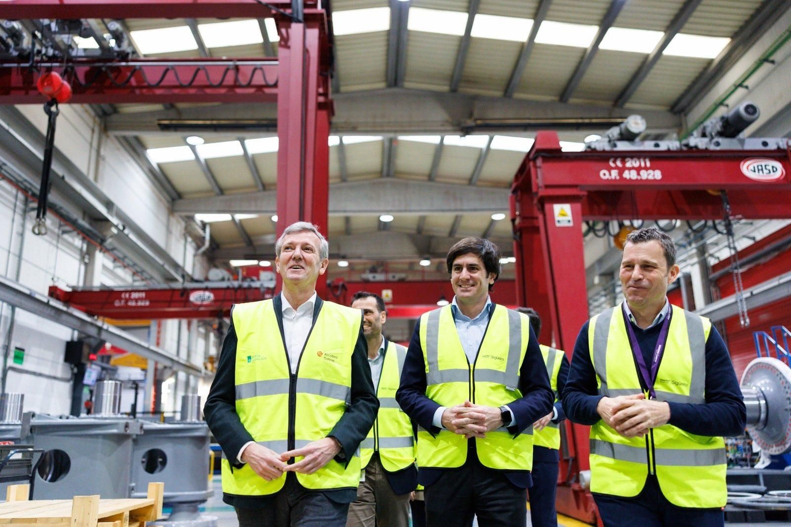 El presidente de la Xunta durante la visita a la planta.