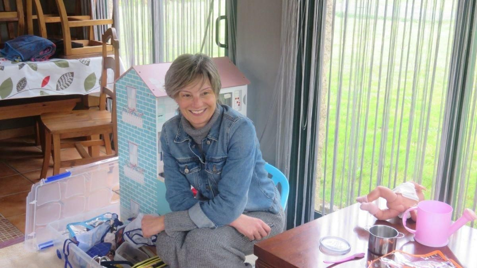 María Barreiro, en su casa de Mos, es ahora madre de cuatro hijos, uno de ellos de acogida.