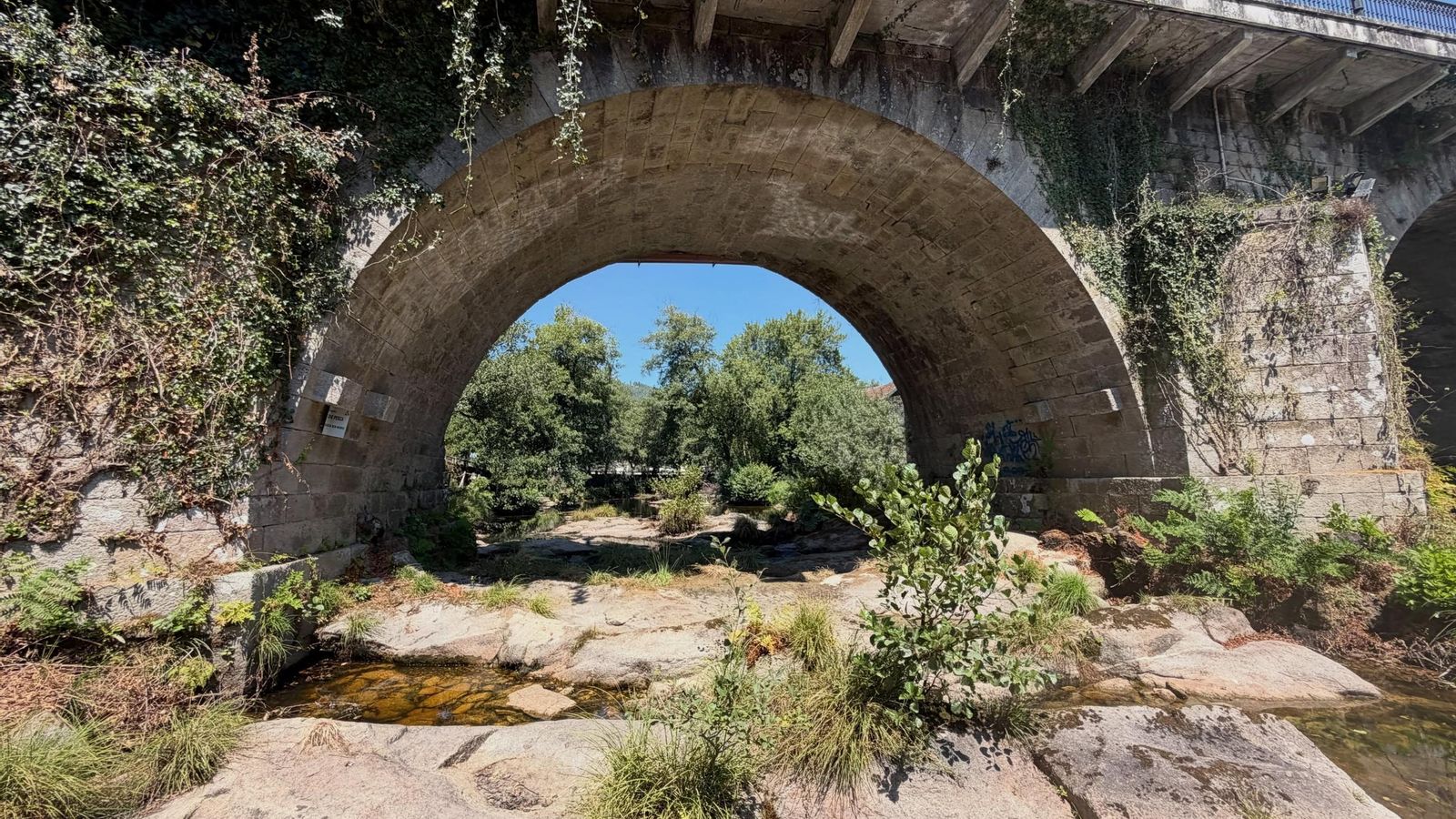 El río Verdugo a su paso por Ponte Caldelas.