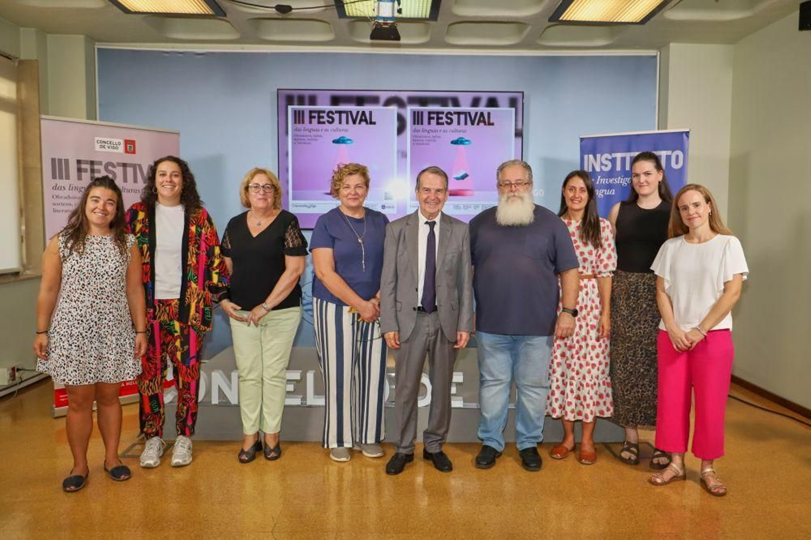 Miembros del comité organizador de la Semana das Linguas, as Literaturas e a Tradución, ayer con el alcalde.