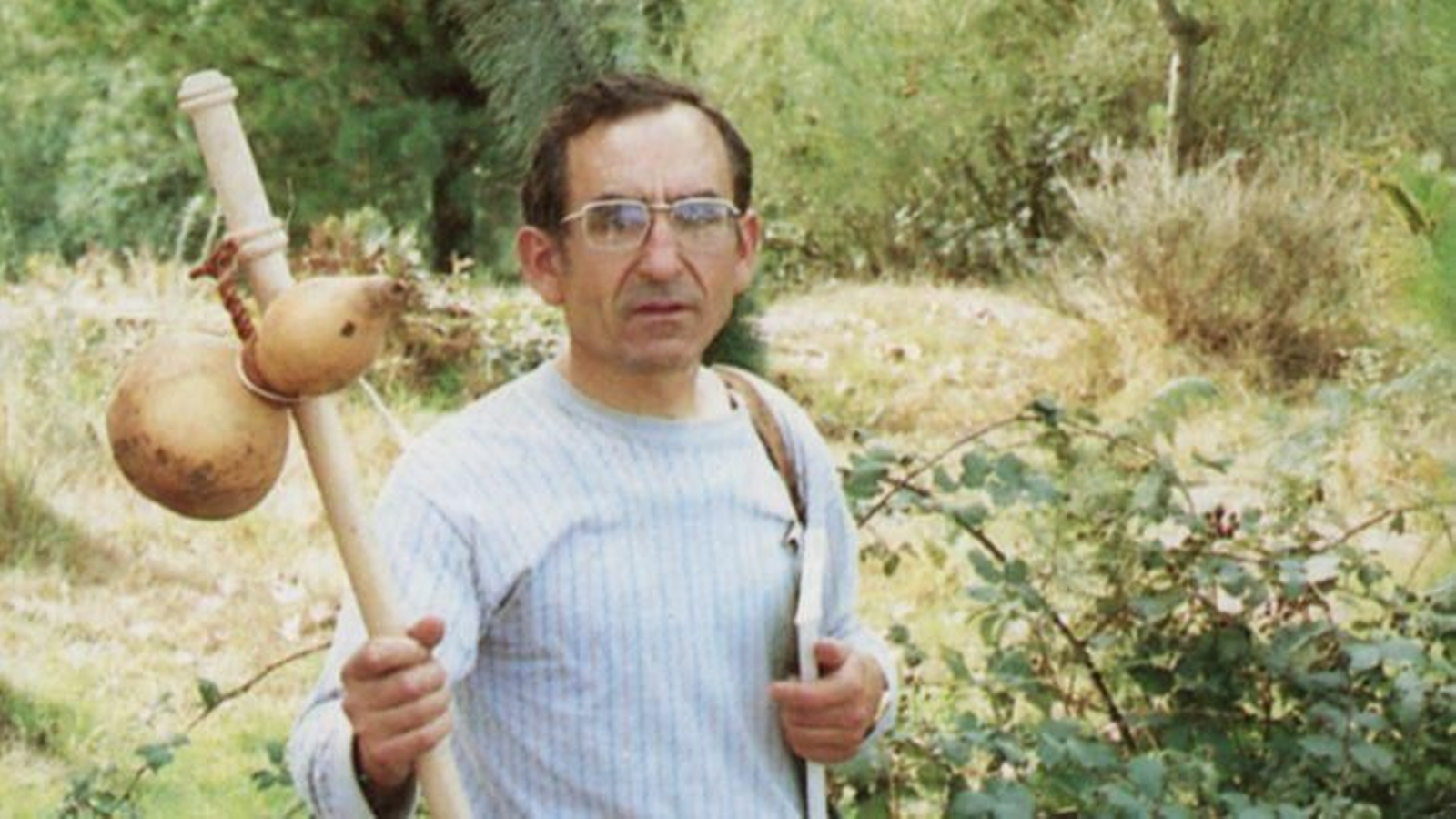 Elías Valiña nos 80, fotografado para a súa obra “Boletín Xacobeo”.