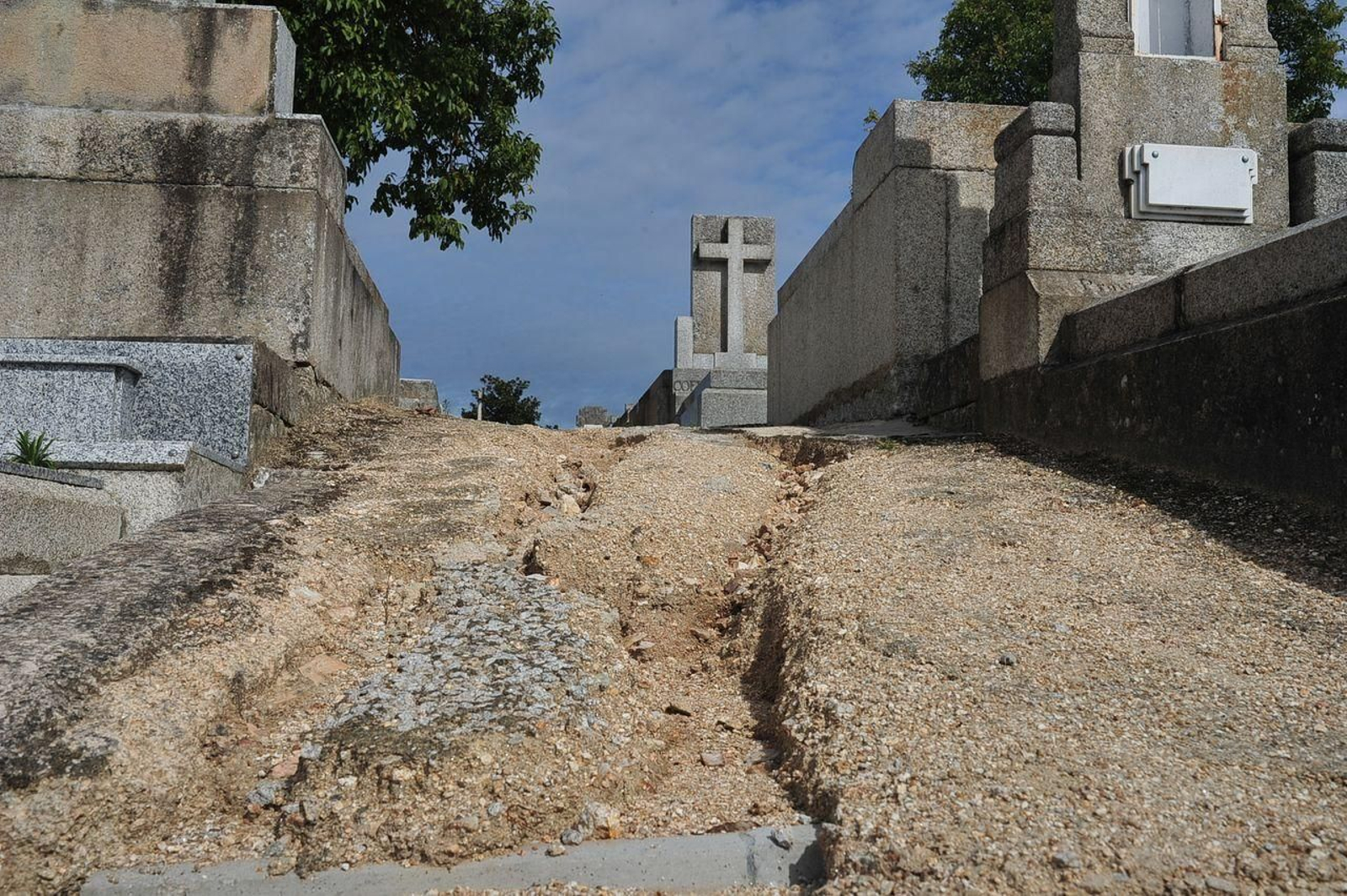 El mal estado de los caminos del cementerio de San Francisco (Foto: José Paz)