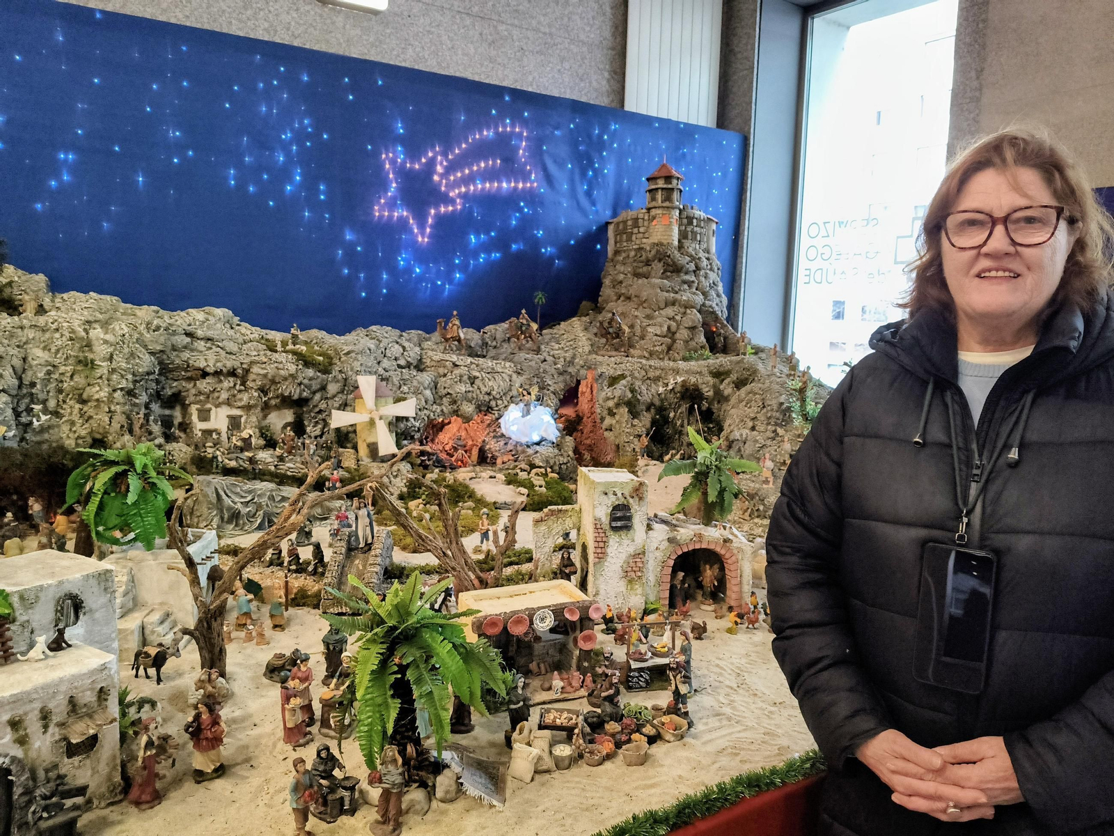 Ángeles Gutiérrez Cotarelo, ayer, junto al belén del Hospital Provincial.