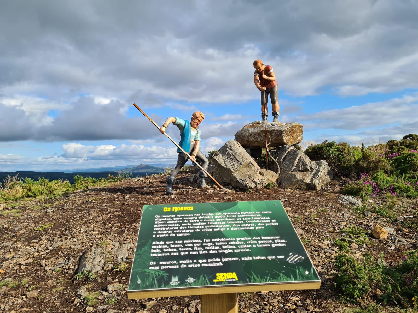 Algunas de las figuras de la senda mitológica del Monte Viso.