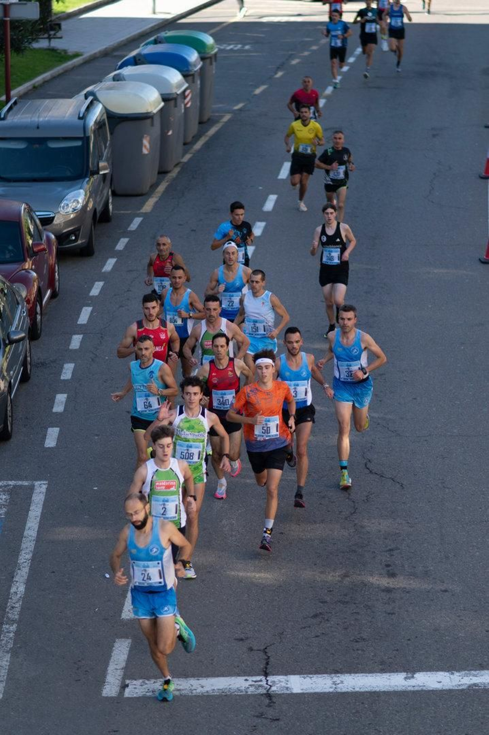 En fila y todos a una misma meta.