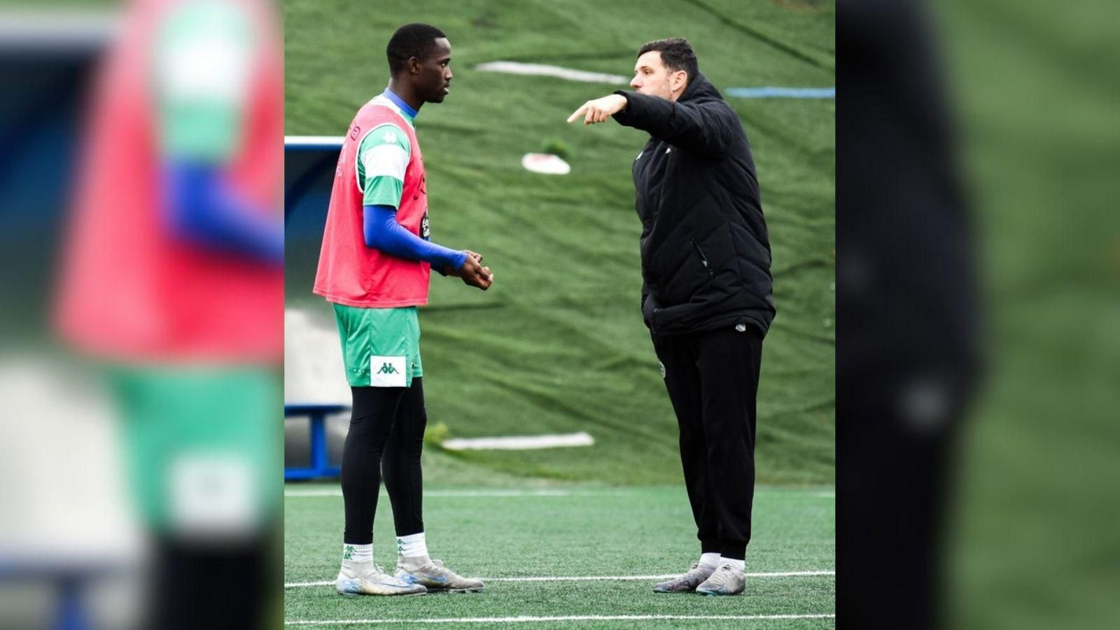 El técnico Jorge Cuesta conversa con Adilson en un entrenamiento.