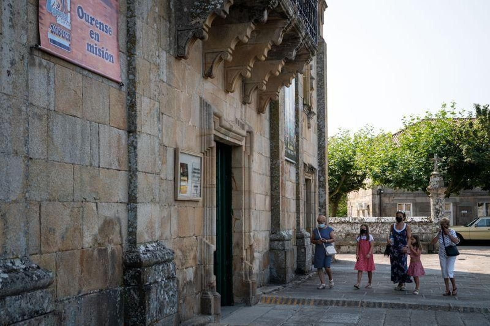 Visitantes llegando al santuario de Os Milagros (ÓSCAR PINAL).
